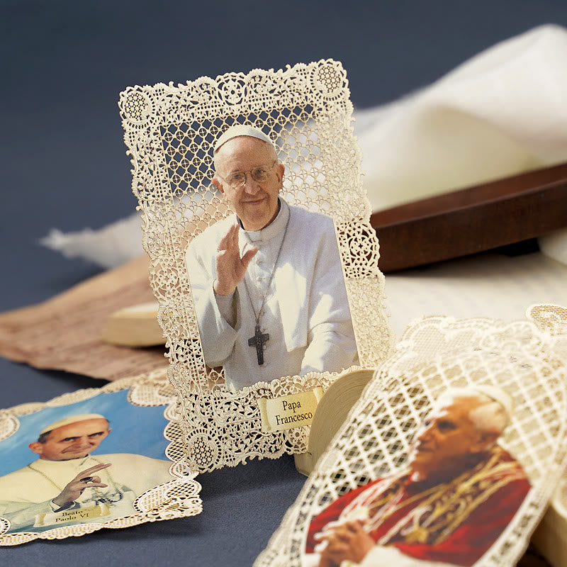 Christianartworkshop Marque-page papal de style vintage avec dentelle délicate et le pape François : Grâce spirituelle - Style 1 - image 0