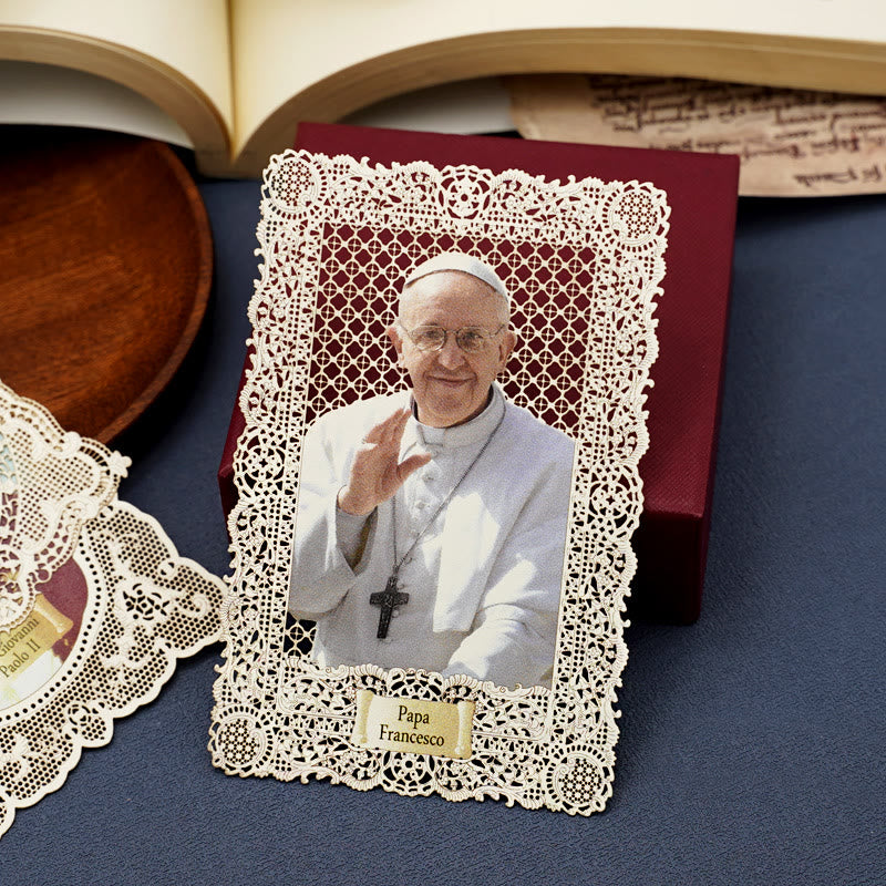 Christianartworkshop Marque-page papal de style vintage avec dentelle délicate et le pape François : Grâce spirituelle - image 1