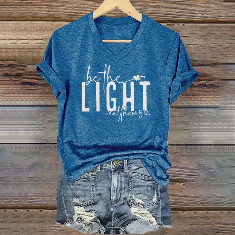 T-shirt à col en V imprimé « Be The Light Faith » pour femmes de Christianartworkshop - image 2