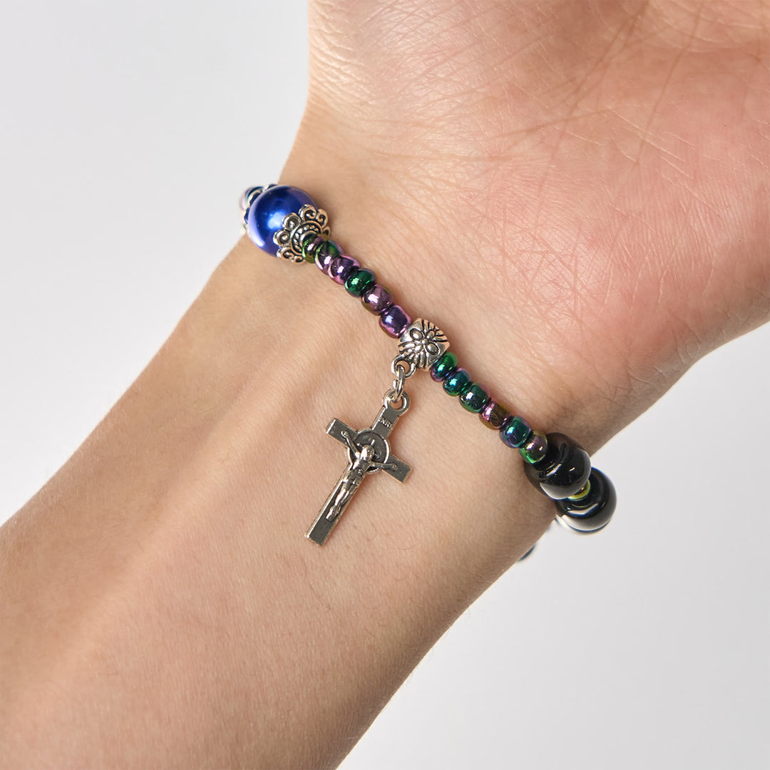 Bracelet en ébène et agate bleue avec médaille de Notre-Dame et crucifix, signé Christianartworkshop - image 2