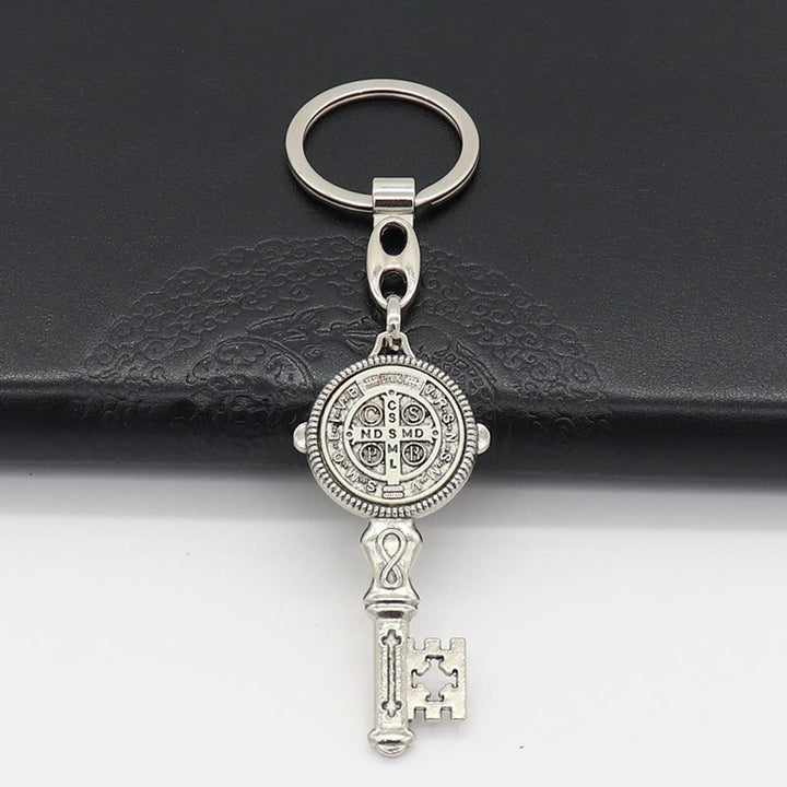 Christianartworkshop Porte-clés exquis en émail incrusté représentant saint Benoît et une croix : souvenir de la grâce divine - Argent (A) - image 10