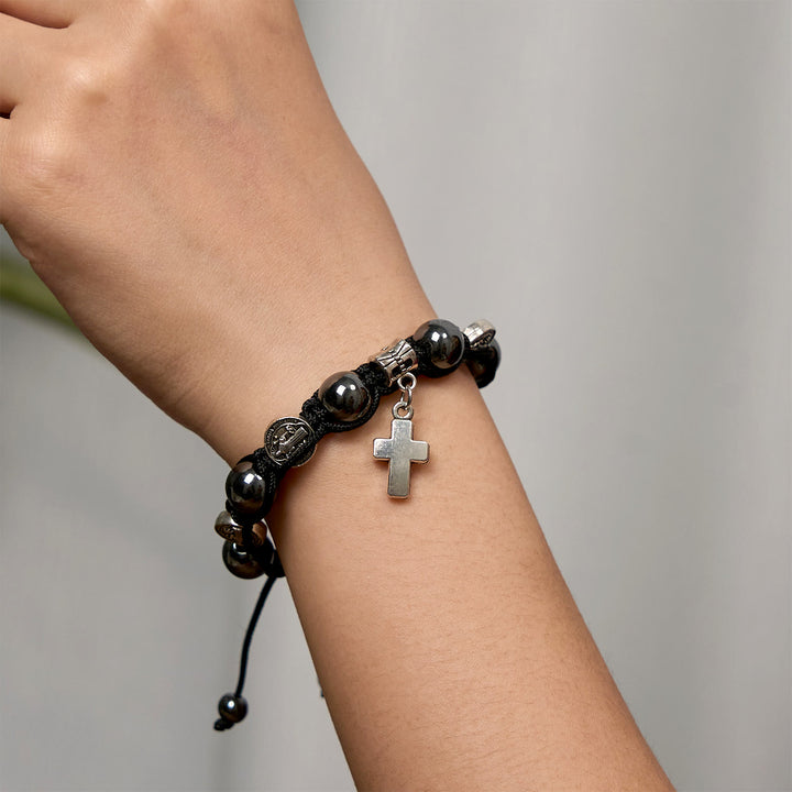 Bracelet en perles d'hématite avec croix et saint Benoît, créé par Christianartworkshop : un rappel solennel des racines spirituelles - image 3