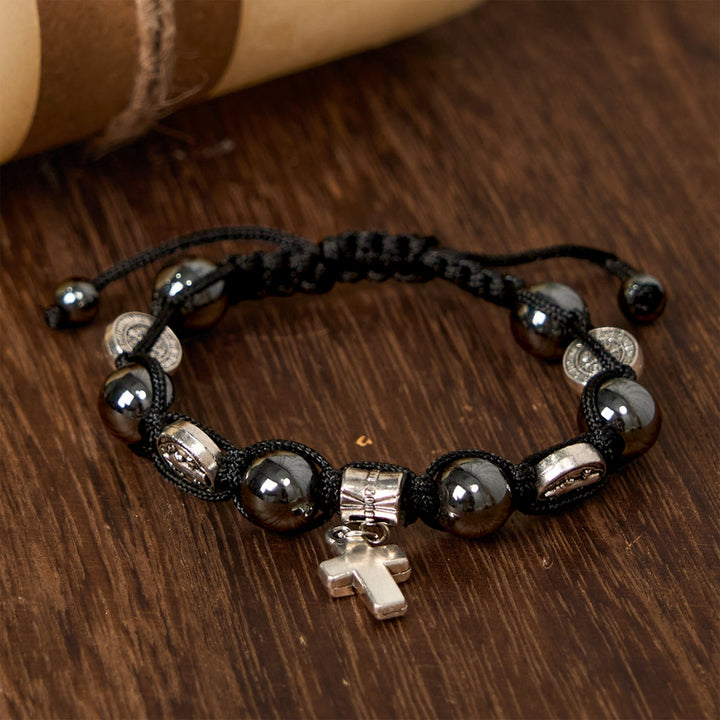 Bracelet en perles d'hématite avec croix et saint Benoît, créé par Christianartworkshop : un rappel solennel des racines spirituelles - image 2