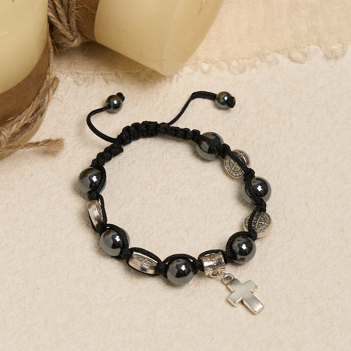 Bracelet en perles d'hématite avec croix et saint Benoît, créé par Christianartworkshop : un rappel solennel des racines spirituelles - image 1