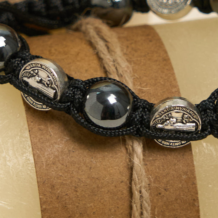 Bracelet en perles d'hématite avec croix et saint Benoît, créé par Christianartworkshop : un rappel solennel des racines spirituelles - image 5