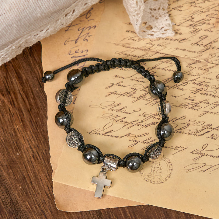 Bracelet en perles d'hématite avec croix et saint Benoît, créé par Christianartworkshop : un rappel solennel des racines spirituelles - Saint Benoît - image 0