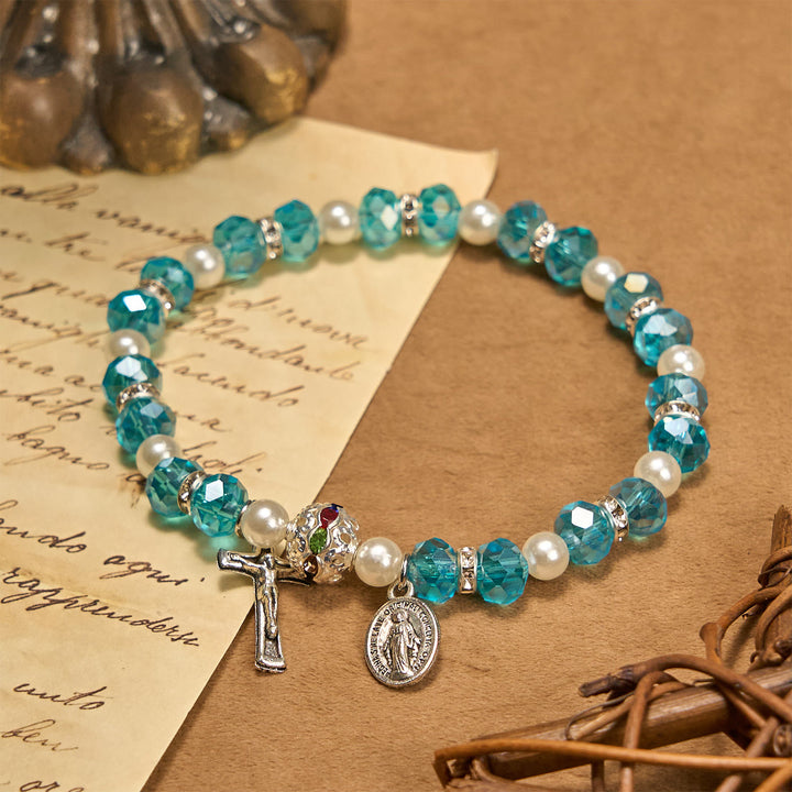 Bracelet extensible moderne en cristal transparent avec crucifix et médaille miraculeuse : une expression de foi contemporaine - Lac Bleu - image 0