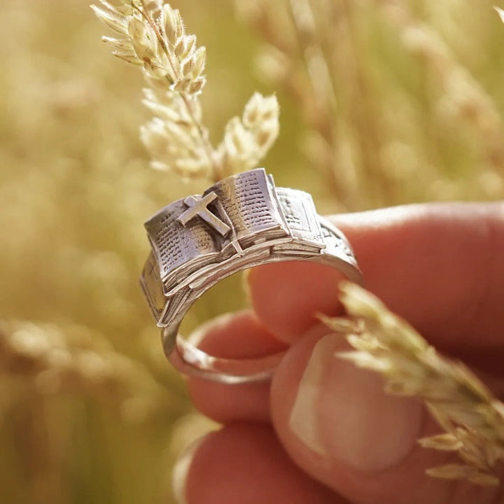 Bague biblique avec croix, un compagnon sacré de la foi, proposée par Christianartworkshop - Ajustable (Convient aux tailles américaines 7 à 10) - image 0