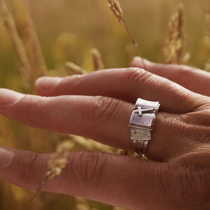Bague biblique avec croix, un compagnon sacré de la foi, proposée par Christianartworkshop - image 2