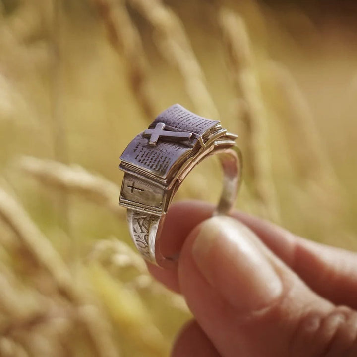 Bague biblique avec croix, un compagnon sacré de la foi, proposée par Christianartworkshop - image 1