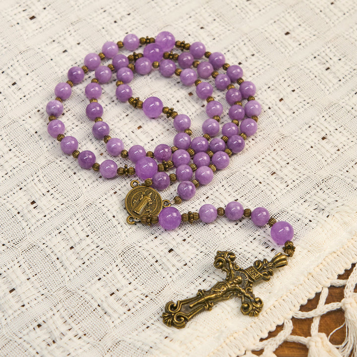 Christianartworkshop Chapelet en calcédoine grenat violet avec crucifix et saint Benoît : un lien spirituel empreint de grâce - image 2