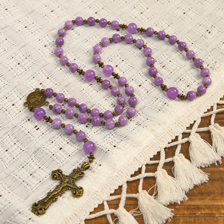 Christianartworkshop Chapelet en calcédoine grenat violet avec crucifix et saint Benoît : un lien spirituel empreint de grâce - image 3