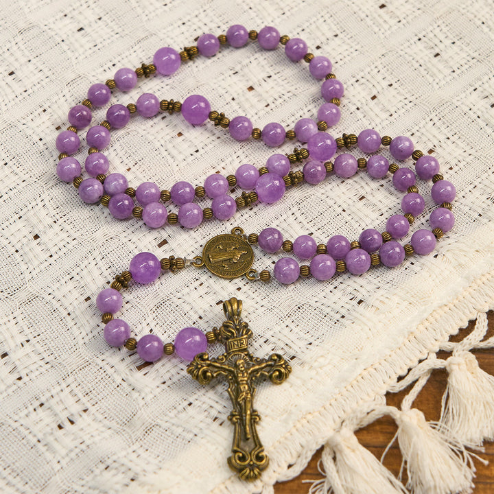 Christianartworkshop Chapelet en calcédoine grenat violet avec crucifix et saint Benoît : un lien spirituel empreint de grâce - Crucifix et saint Benoît - image 0