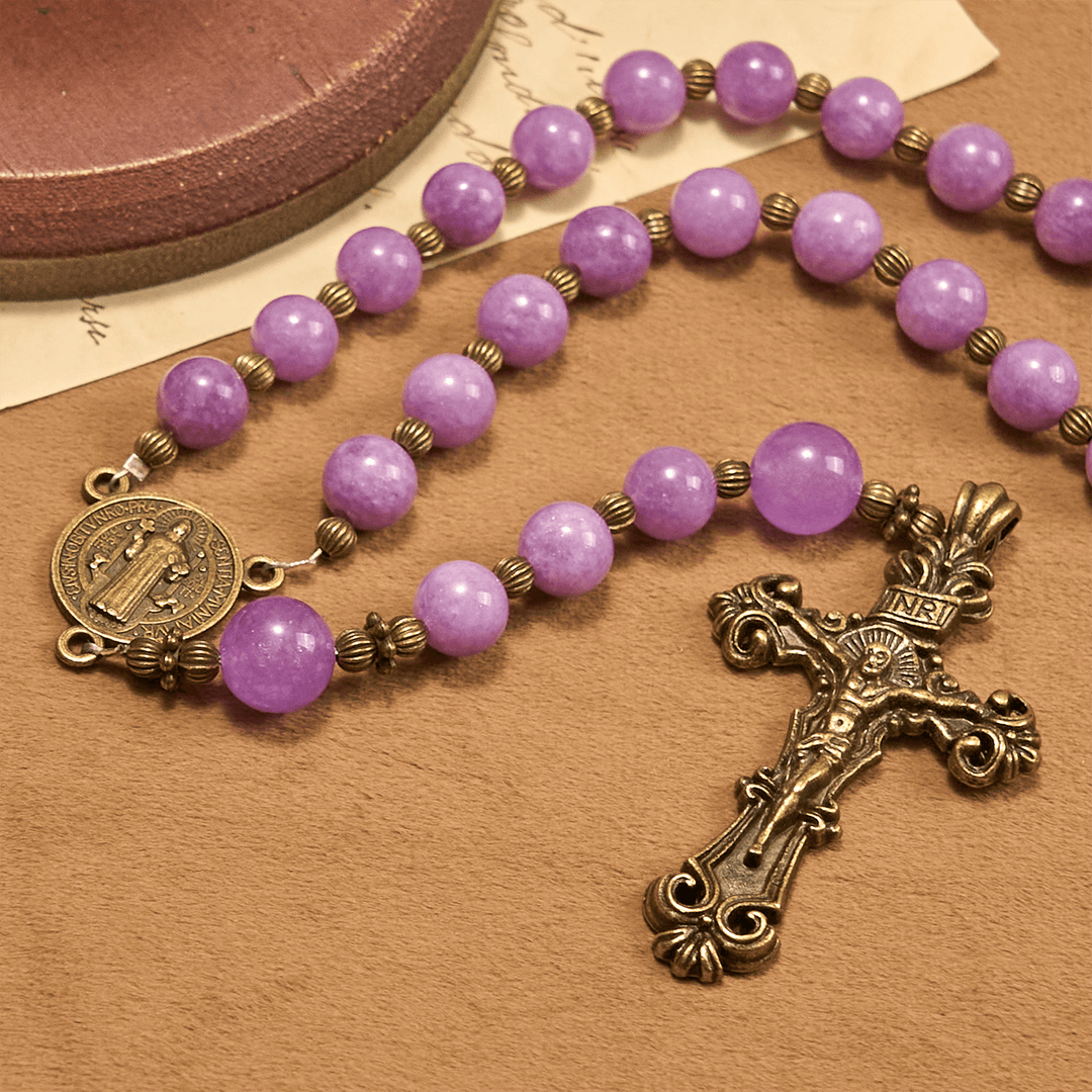 Christianartworkshop Chapelet en calcédoine grenat violet avec crucifix et saint Benoît : un lien spirituel empreint de grâce - image 4