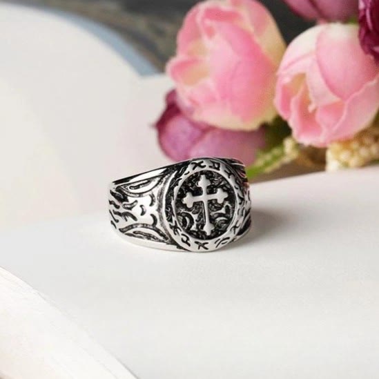 Bague croix classique en argent de Christianartworkshop ornée de motifs : relique de foi faite à la main - image 1
