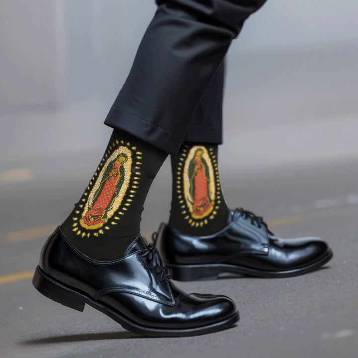 Christianartworkshop Chaussettes unisexes religieuses Vierge de Guadalupe Noire : Design rétro, style religieux exclusif - Taille unique (EU 36-46 / US 4-13) - 10 paires - image 0