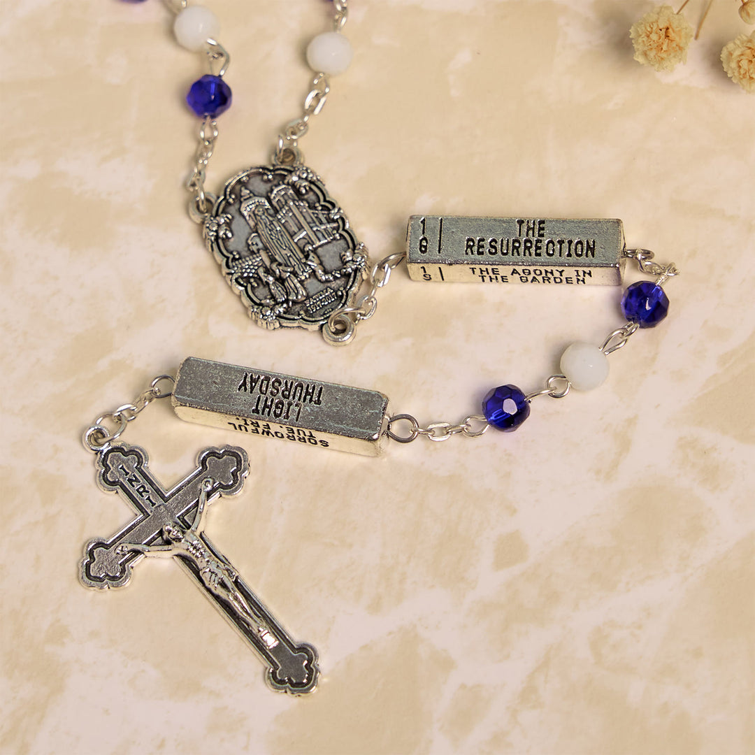 Christianartworkshop Chapelet crucifix en perles de verre bleues et blanches, Jésus - image 6