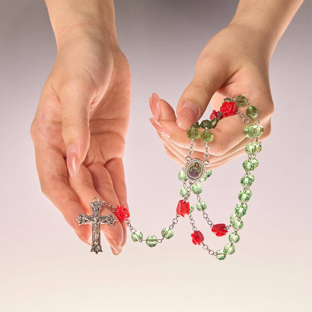Christianartworkshop Chapelet artisanal en perles de cristal à motif floral et crucifix avec médaille de la Vierge Marie : Élégance et floraison de la grâce - image 8