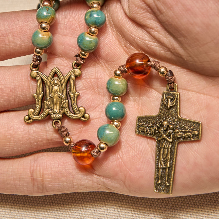 Christianartworkshop Chapelet en céramique verte fait main avec médaille miraculeuse et perles d'ambre : Ressentez la grâce et la foi - image 3