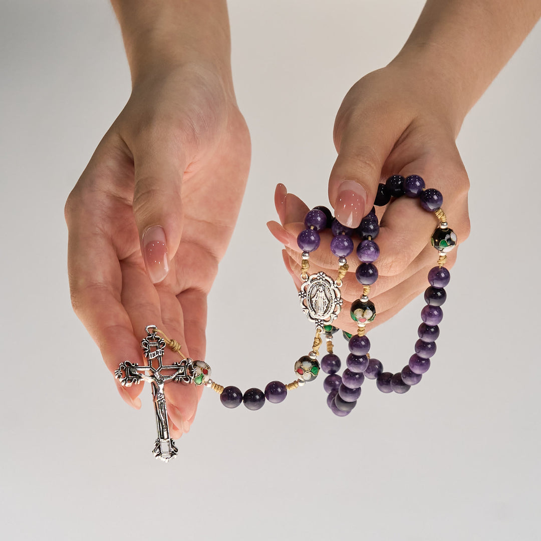 Christianartworkshop Chapelet en agate violette et perles cloisonnées avec médaille de la Vierge Marie et crucifix : Ressentez la grâce de la dévotion - image 1
