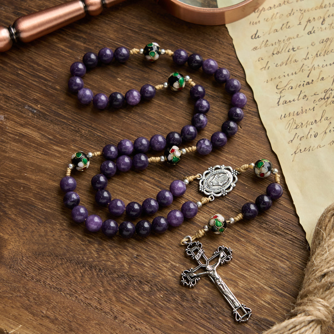 Christianartworkshop Chapelet en agate violette et perles cloisonnées avec médaille de la Vierge Marie et crucifix : Ressentez la grâce de la dévotion - image 2