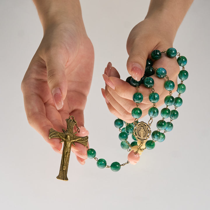 Christianartworkshop Chapelet de perles vertes brillantes et de roses avec médaille de la Vierge Marie en bronze et crucifix - image 1