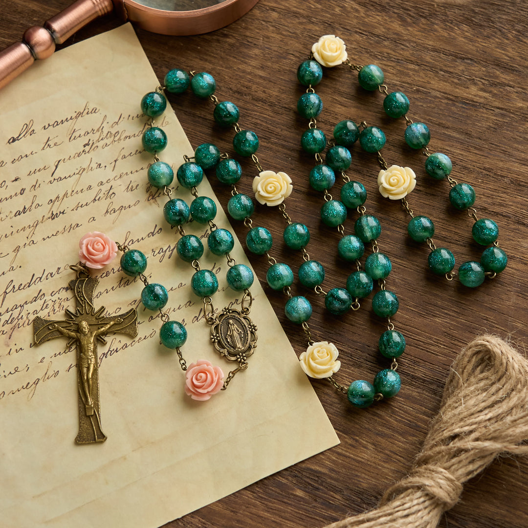 Christianartworkshop Chapelet de perles vertes brillantes et de roses avec médaille de la Vierge Marie en bronze et crucifix - Perles de fleurs - image 0