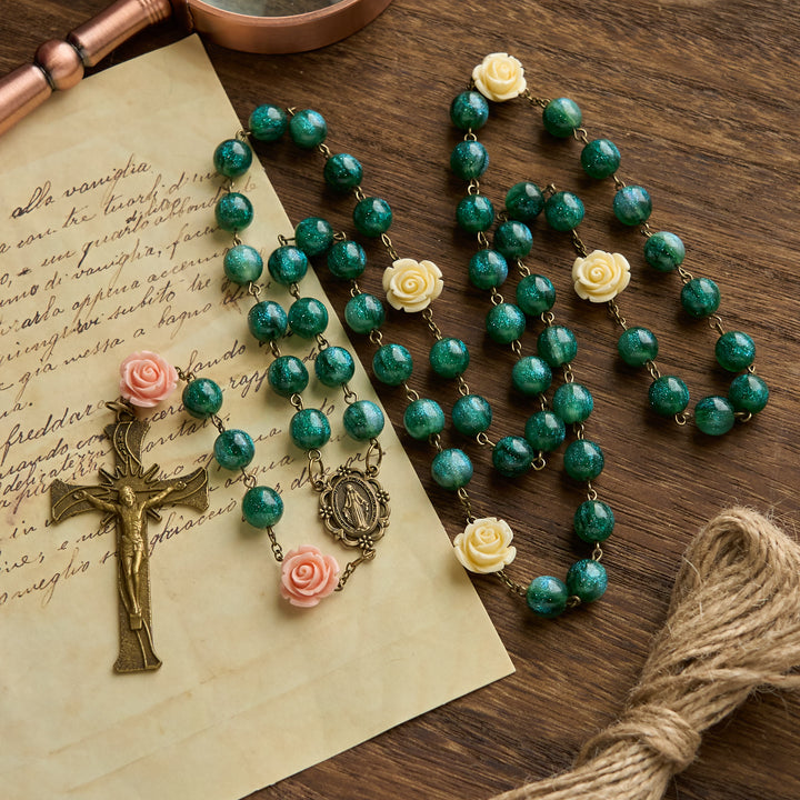 Christianartworkshop Chapelet de perles vertes brillantes et de roses avec médaille de la Vierge Marie en bronze et crucifix - Perles de fleurs - image 0