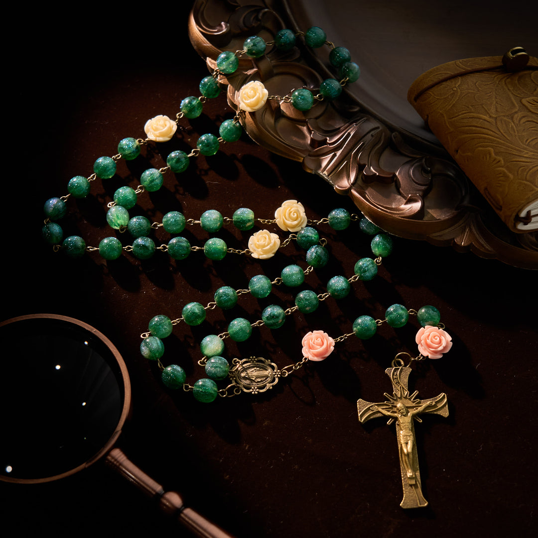 Christianartworkshop Chapelet de perles vertes brillantes et de roses avec médaille de la Vierge Marie en bronze et crucifix - image 3