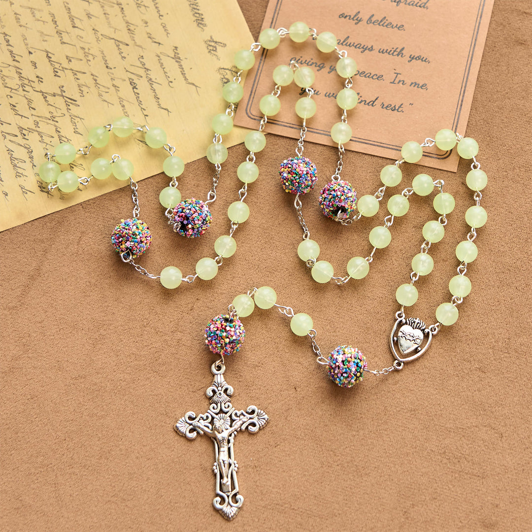Christianartworkshop Chapelet en perles vert clair lumineuses et strass multicolores avec cœur sacré et crucifix en métal - Perles lumineuses - image 0