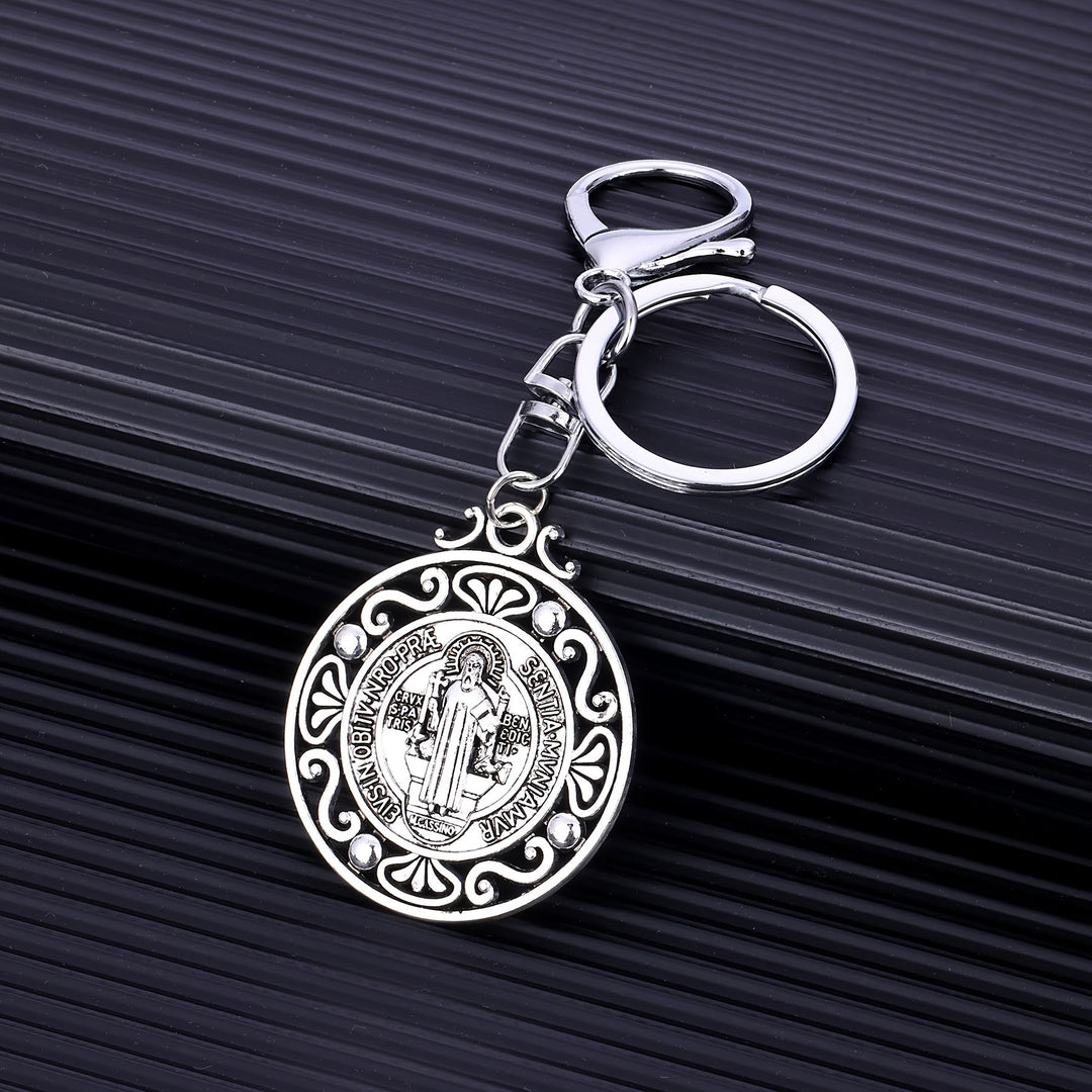 Christianartworkshop Porte-clés artisanal en argent Saint Benoît avec motif ajouré : symbole nostalgique de la fidélité du gardien - Saint Benoît - image 0