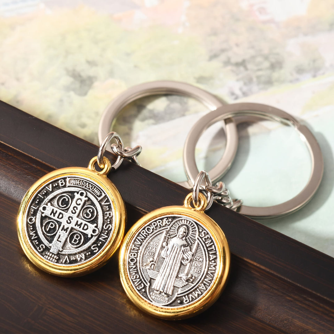 Christianartworkshop Porte-clés classique Saint Benoît à bordure dorée et motifs complexes : symbole intemporel de dévotion spirituelle - Saint Benoît - image 0