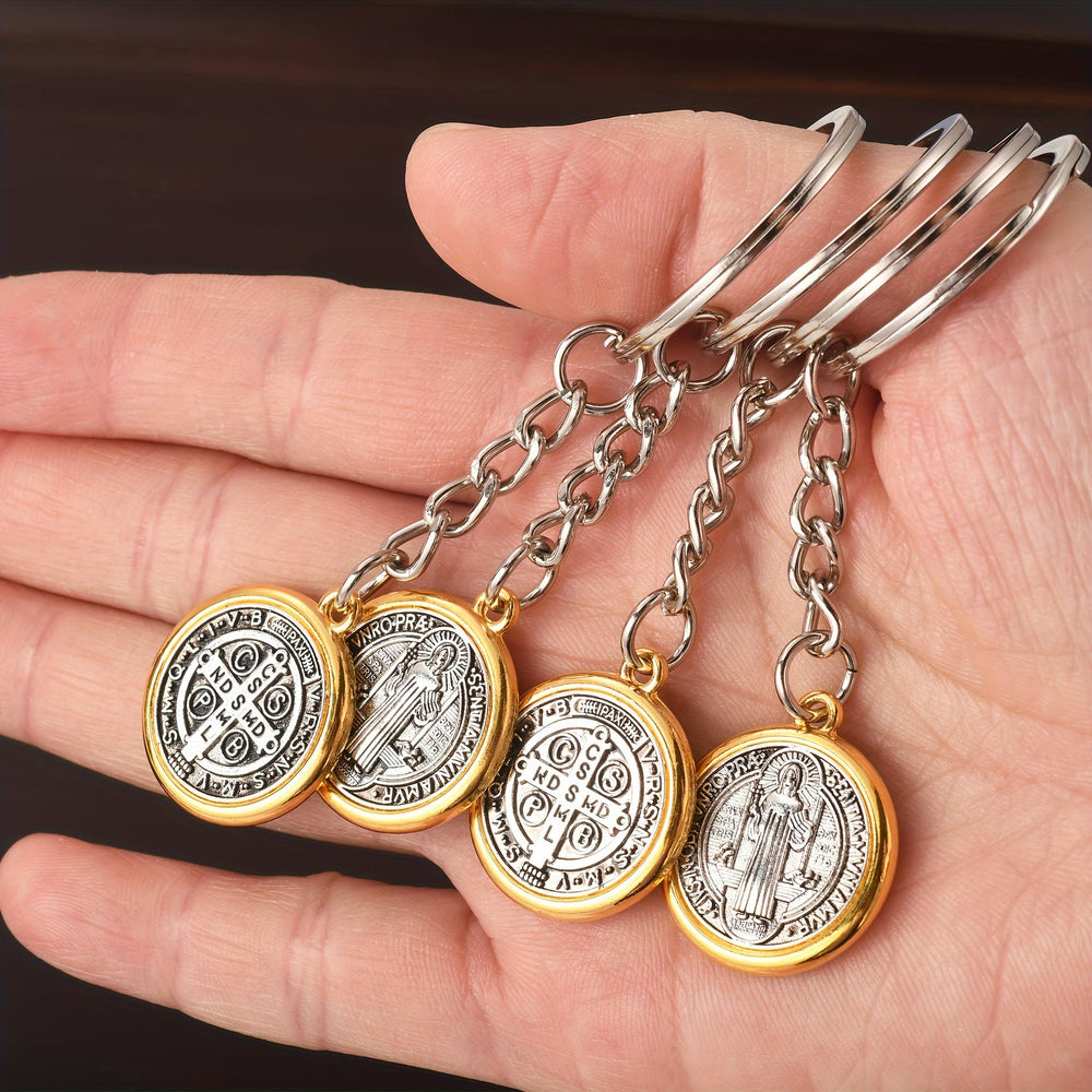 Christianartworkshop Porte-clés classique Saint Benoît à bordure dorée et motifs complexes : symbole intemporel de dévotion spirituelle - image 1