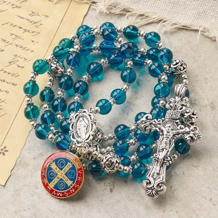 Chapelet crucifix fait main en verre bleu clair avec médaille miraculeuse et croix émaillée de saint Benoît, fabriquée par Christianartworkshop. - image 4