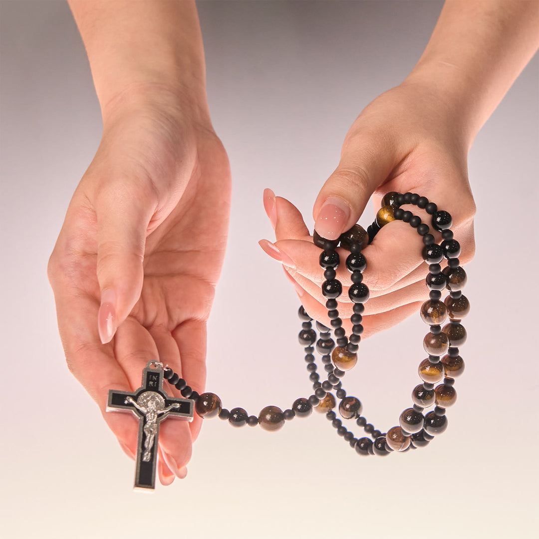 Christianartworkshop Chapelet en perles d'œil de tigre de 10 mm avec crucifix en émail noir : Embrassez la sacralité de la nature - image 8