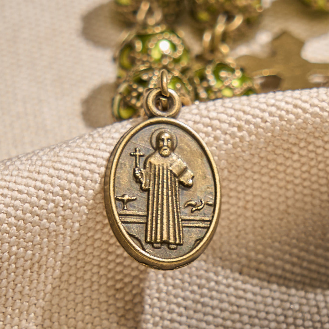 Bracelet Christianartworkshop en perles vert-de-gris mat avec médaille de saint Benoît en bronze et crucifix : Trouvez la paix dans la subtile sacralité - image 3