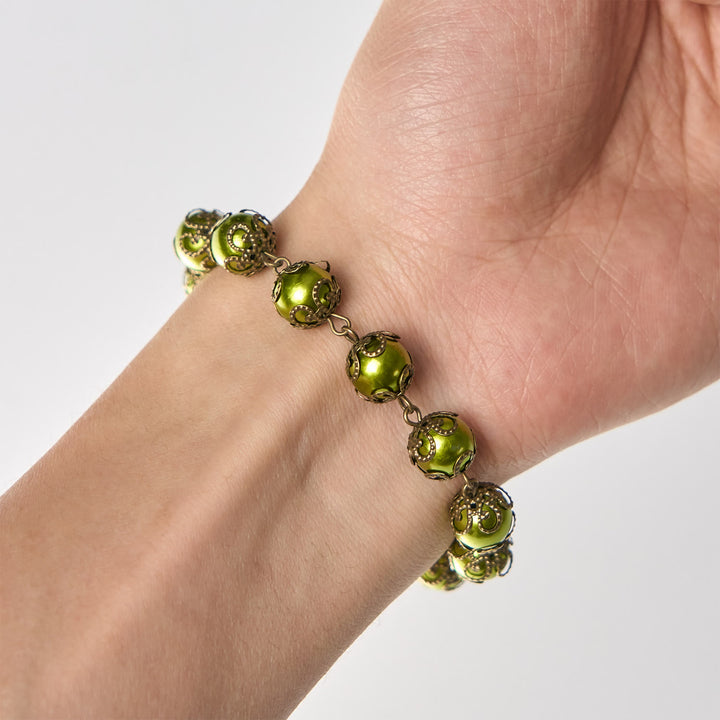 Bracelet Christianartworkshop en perles vert-de-gris mat avec médaille de saint Benoît en bronze et crucifix : Trouvez la paix dans la subtile sacralité - image 8