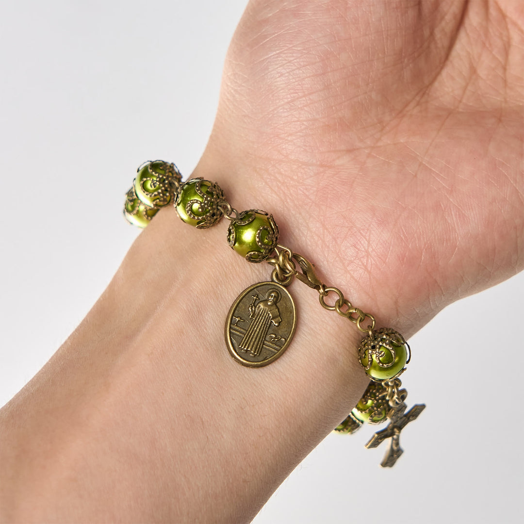 Bracelet Christianartworkshop en perles vert-de-gris mat avec médaille de saint Benoît en bronze et crucifix : Trouvez la paix dans la subtile sacralité - image 7