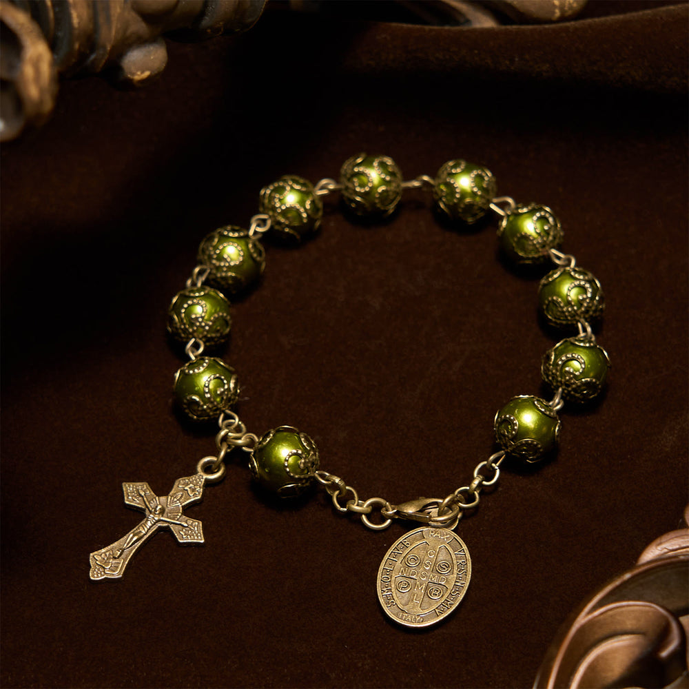 Bracelet Christianartworkshop en perles vert-de-gris mat avec médaille de saint Benoît en bronze et crucifix : Trouvez la paix dans la subtile sacralité - image 1