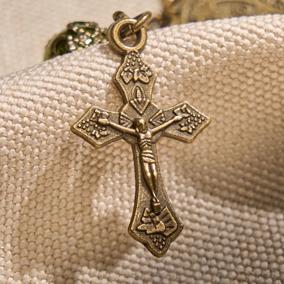 Bracelet Christianartworkshop en perles vert-de-gris mat avec médaille de saint Benoît en bronze et crucifix : Trouvez la paix dans la subtile sacralité - image 4