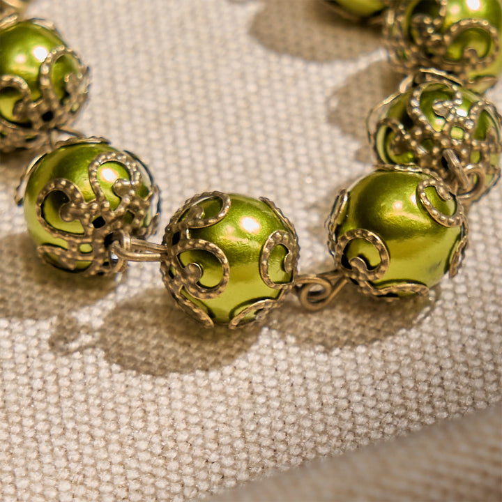 Bracelet Christianartworkshop en perles vert-de-gris mat avec médaille de saint Benoît en bronze et crucifix : Trouvez la paix dans la subtile sacralité - image 5