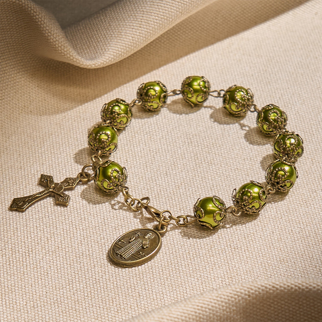 Bracelet Christianartworkshop en perles vert-de-gris mat avec médaille de saint Benoît en bronze et crucifix : Trouvez la paix dans la subtile sacralité - image 2