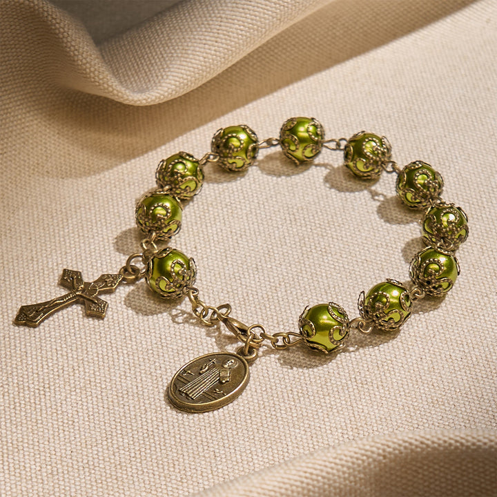 Bracelet Christianartworkshop en perles vert-de-gris mat avec médaille de saint Benoît en bronze et crucifix : Trouvez la paix dans la subtile sacralité - image 2