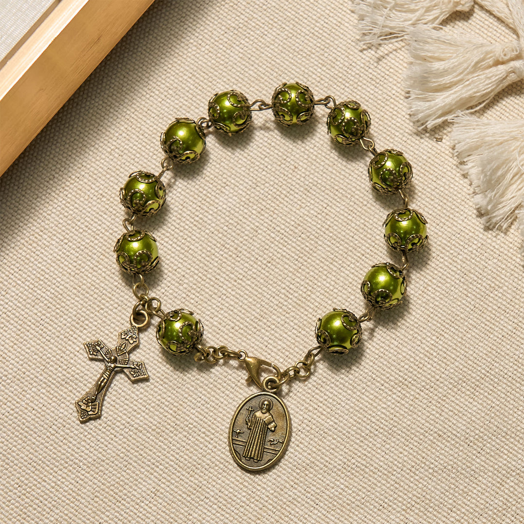Bracelet Christianartworkshop en perles vert-de-gris mat avec médaille de saint Benoît en bronze et crucifix : Trouvez la paix dans la subtile sacralité - Perle vert mat - image 0