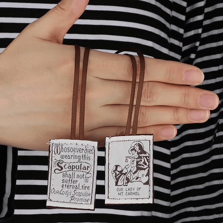 Atelier d'art chrétien : Scapulaire catholique en noir et blanc de Notre-Dame du Mont-Carmel et du Sacré-Cœur de Jésus - image 3