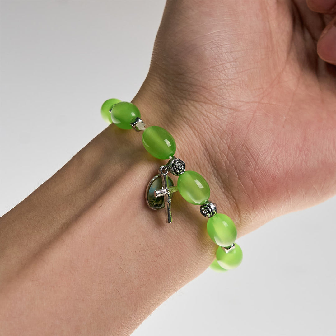 Bracelet rose avec pendentif Saint Jude et crucifix, perles vertes transparentes et perles de roche, style Christianartworkshop - image 4