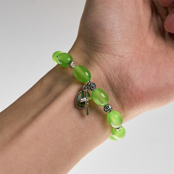 Bracelet rose avec pendentif Saint Jude et crucifix, perles vertes transparentes et perles de roche, style Christianartworkshop - image 4