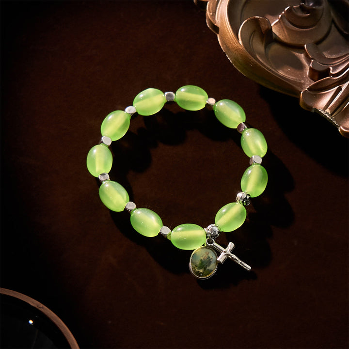 Bracelet rose avec pendentif Saint Jude et crucifix, perles vertes transparentes et perles de roche, style Christianartworkshop - image 3