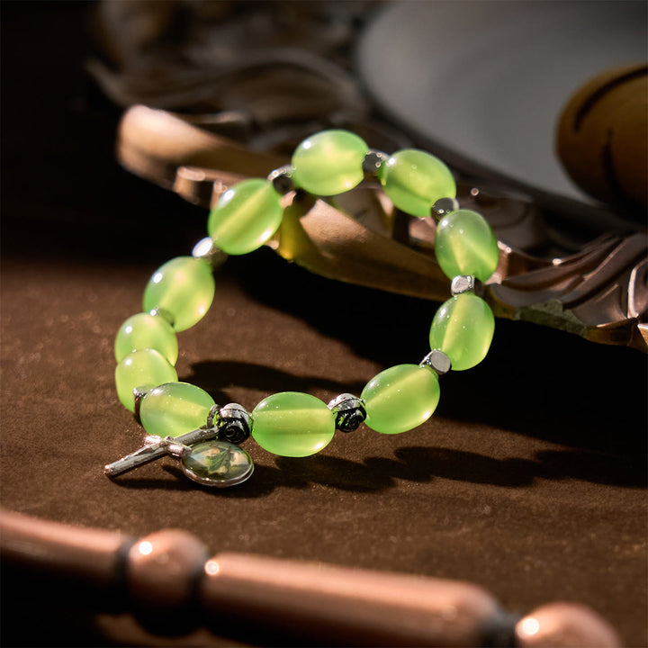 Bracelet rose avec pendentif Saint Jude et crucifix, perles vertes transparentes et perles de roche, style Christianartworkshop - Saint Jude et le Crucifix - image 0