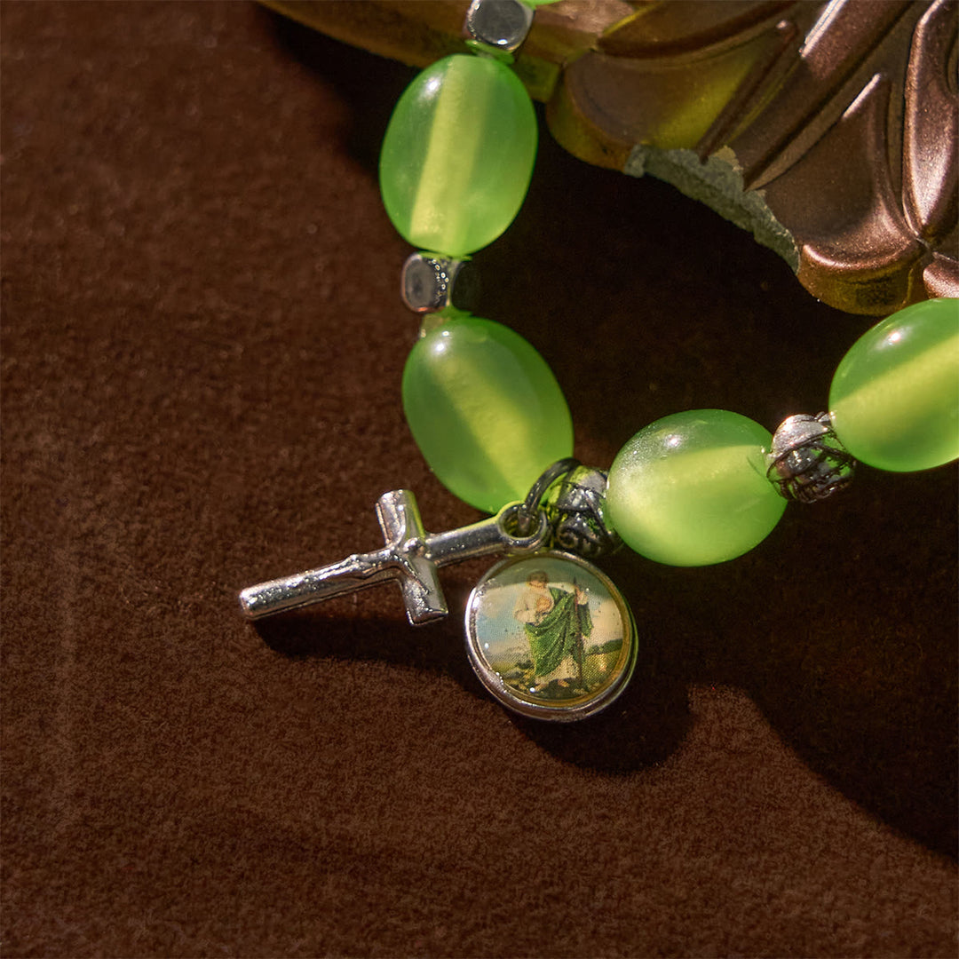 Bracelet rose avec pendentif Saint Jude et crucifix, perles vertes transparentes et perles de roche, style Christianartworkshop - image 2